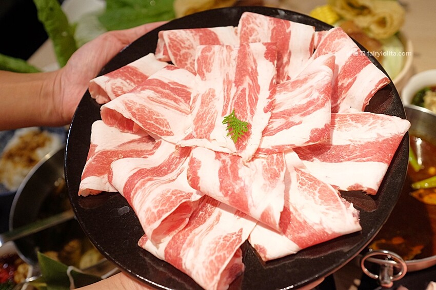 298元吃飽飽，新開幕期間肉盤、巨無霸天使紅蝦免費送，還有多種飲料喝免驚！