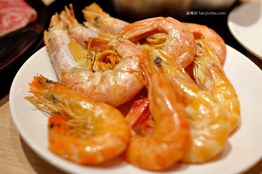 298元吃飽飽，新開幕期間肉盤、巨無霸天使紅蝦免費送，還有多種飲料喝免驚！