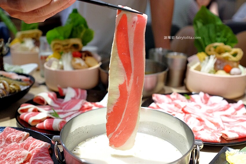 298元吃飽飽，新開幕期間肉盤、巨無霸天使紅蝦免費送，還有多種飲料喝免驚！