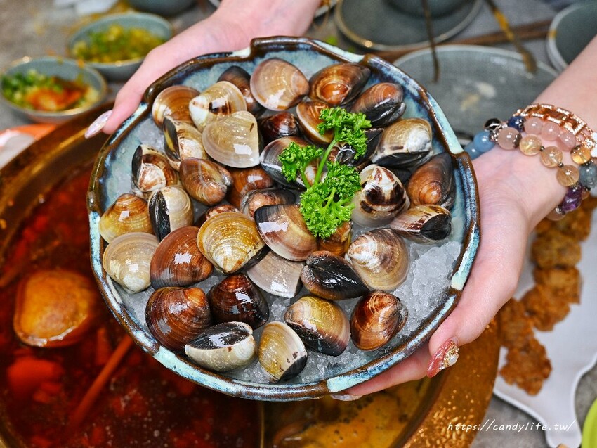 韋爐復刻食鍋|台中厲害火鍋強勢回歸,地點超隱密竟然開在這!超大阿嬤古早味炒鍋當鍋子,建議不要一個人來,開幕期間再加贈肉量!