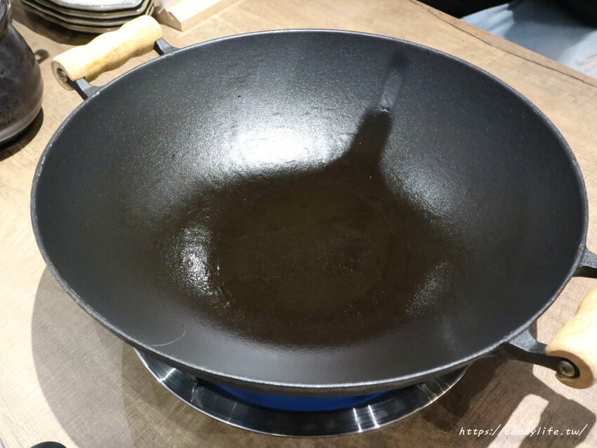 韋爐復刻食鍋|台中厲害火鍋強勢回歸,地點超隱密竟然開在這!超大阿嬤古早味炒鍋當鍋子,建議不要一個人來,開幕期間再加贈肉量!