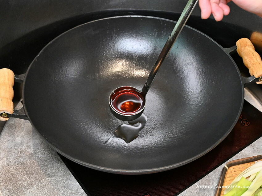 韋爐復刻食鍋|台中厲害火鍋強勢回歸,地點超隱密竟然開在這!超大阿嬤古早味炒鍋當鍋子,建議不要一個人來,開幕期間再加贈肉量!