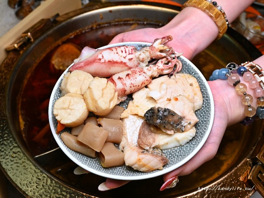 韋爐復刻食鍋|台中厲害火鍋強勢回歸,地點超隱密竟然開在這!超大阿嬤古早味炒鍋當鍋子,建議不要一個人來,開幕期間再加贈肉量!