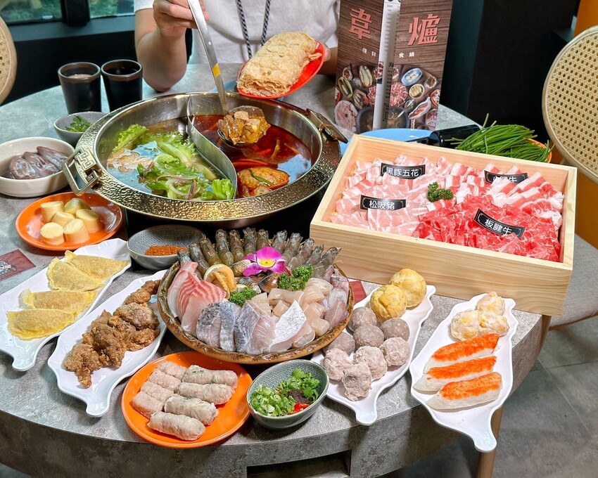 石頭火鍋推薦！「韋爐復刻食鍋台中公益店」強勢回歸！上百種食材任君挑選，自助吧還有10多種冰品任你吃到飽！湯頭厲害、食材又新鮮，聚餐首選推薦～ - 阿華田的美食日記