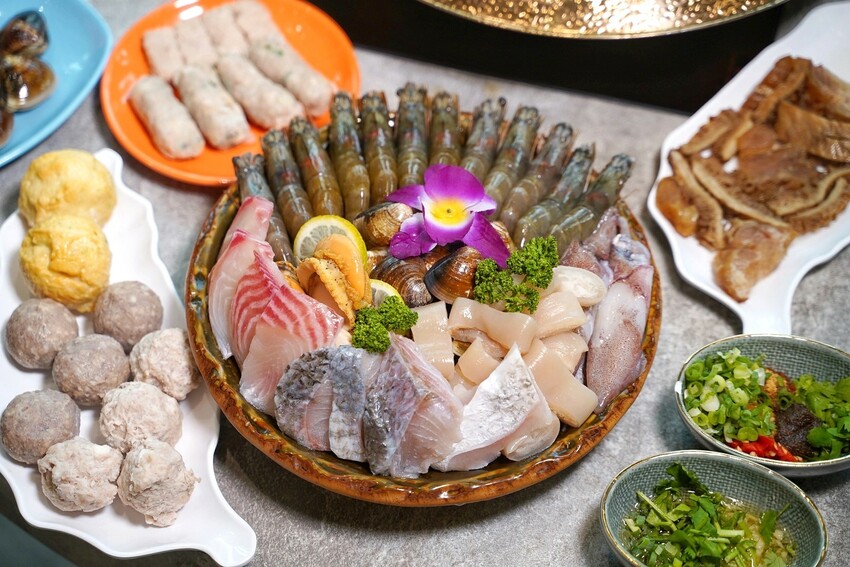 石頭火鍋推薦！「韋爐復刻食鍋台中公益店」強勢回歸！上百種食材任君挑選，自助吧還有10多種冰品任你吃到飽！湯頭厲害、食材又新鮮，聚餐首選推薦～ - 阿華田的美食日記