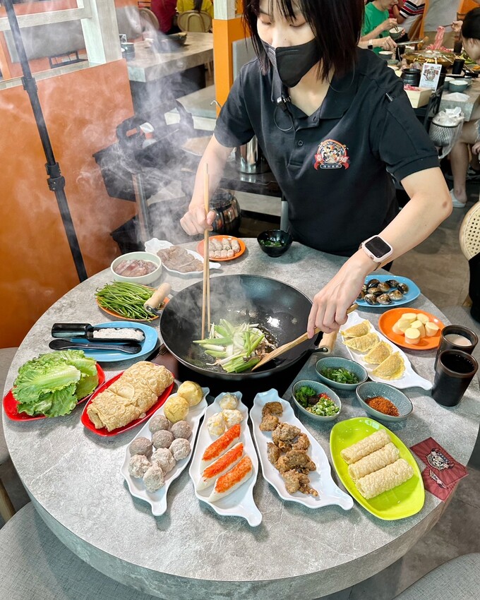 石頭火鍋推薦！「韋爐復刻食鍋台中公益店」強勢回歸！上百種食材任君挑選，自助吧還有10多種冰品任你吃到飽！湯頭厲害、食材又新鮮，聚餐首選推薦～ - 阿華田的美食日記