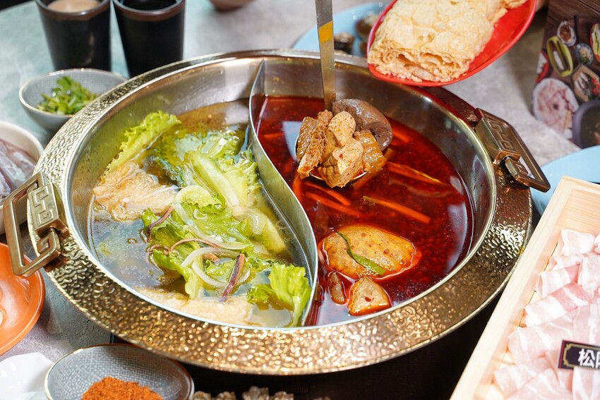 石頭火鍋推薦！「韋爐復刻食鍋台中公益店」強勢回歸！上百種食材任君挑選，自助吧還有10多種冰品任你吃到飽！湯頭厲害、食材又新鮮，聚餐首選推薦～ - 阿華田的美食日記