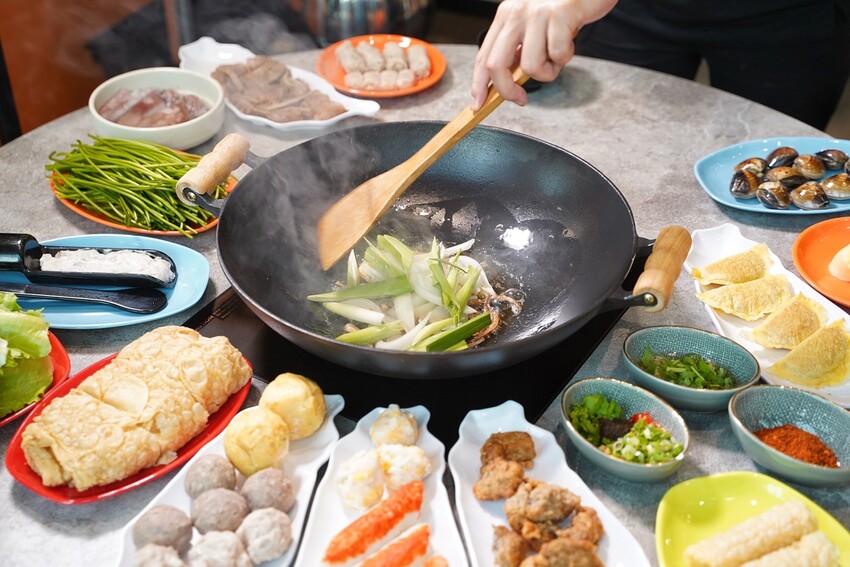 石頭火鍋推薦！「韋爐復刻食鍋台中公益店」強勢回歸！上百種食材任君挑選，自助吧還有10多種冰品任你吃到飽！湯頭厲害、食材又新鮮，聚餐首選推薦～ - 阿華田的美食日記