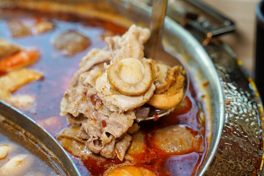 石頭火鍋推薦！「韋爐復刻食鍋台中公益店」強勢回歸！上百種食材任君挑選，自助吧還有10多種冰品任你吃到飽！湯頭厲害、食材又新鮮，聚餐首選推薦～ - 阿華田的美食日記