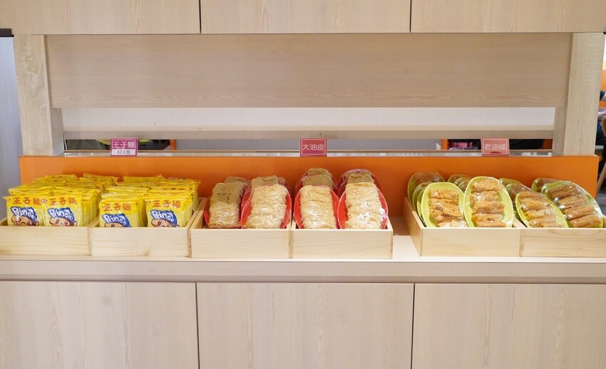 石頭火鍋推薦！「韋爐復刻食鍋台中公益店」強勢回歸！上百種食材任君挑選，自助吧還有10多種冰品任你吃到飽！湯頭厲害、食材又新鮮，聚餐首選推薦～ - 阿華田的美食日記