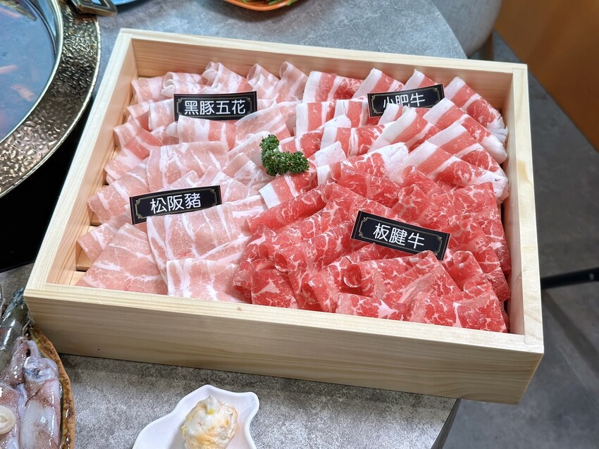 石頭火鍋推薦！「韋爐復刻食鍋台中公益店」強勢回歸！上百種食材任君挑選，自助吧還有10多種冰品任你吃到飽！湯頭厲害、食材又新鮮，聚餐首選推薦～ - 阿華田的美食日記