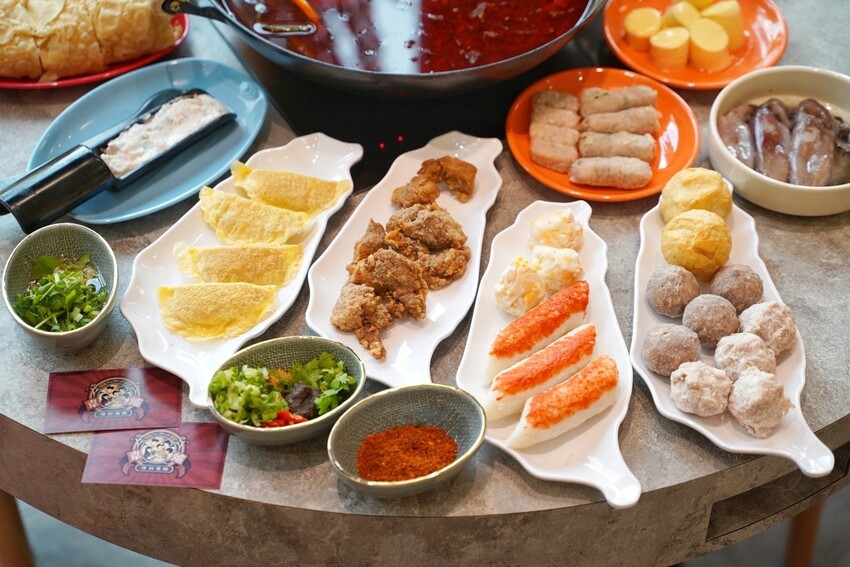 石頭火鍋推薦！「韋爐復刻食鍋台中公益店」強勢回歸！上百種食材任君挑選，自助吧還有10多種冰品任你吃到飽！湯頭厲害、食材又新鮮，聚餐首選推薦～ - 阿華田的美食日記