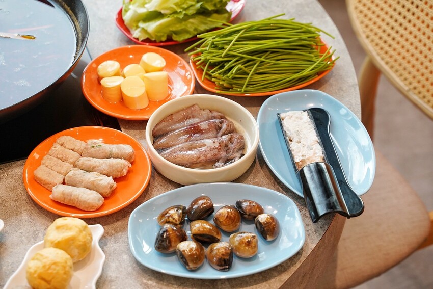 石頭火鍋推薦！「韋爐復刻食鍋台中公益店」強勢回歸！上百種食材任君挑選，自助吧還有10多種冰品任你吃到飽！湯頭厲害、食材又新鮮，聚餐首選推薦～ - 阿華田的美食日記