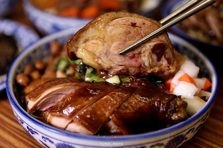 銷魂港式油雞焦糖鹹香神好吃！藥膳雞湯免費喝到飽 ＣＰ值超高｜豐雞號（捷運台北101/世貿站）