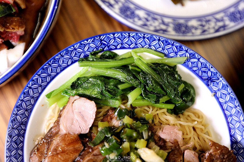 銷魂港式油雞焦糖鹹香神好吃！藥膳雞湯免費喝到飽 ＣＰ值超高｜豐雞號（捷運台北101/世貿站）