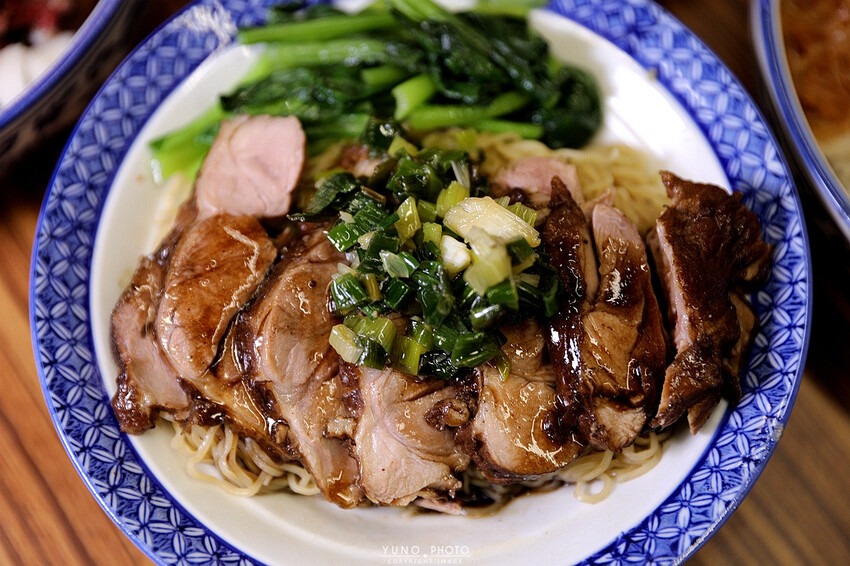 銷魂港式油雞焦糖鹹香神好吃！藥膳雞湯免費喝到飽 ＣＰ值超高｜豐雞號（捷運台北101/世貿站）