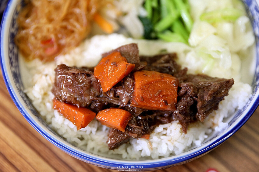 銷魂港式油雞焦糖鹹香神好吃！藥膳雞湯免費喝到飽 ＣＰ值超高｜豐雞號（捷運台北101/世貿站）
