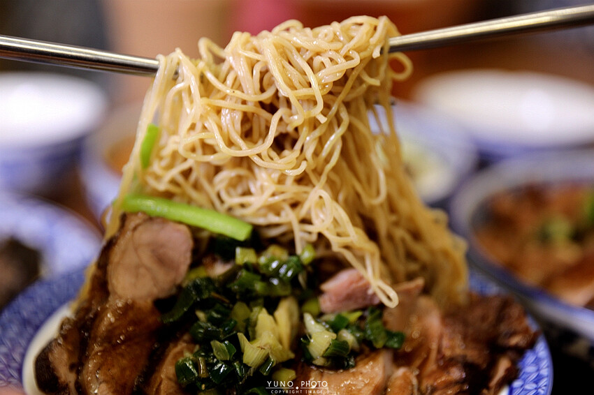 銷魂港式油雞焦糖鹹香神好吃！藥膳雞湯免費喝到飽 ＣＰ值超高｜豐雞號（捷運台北101/世貿站）