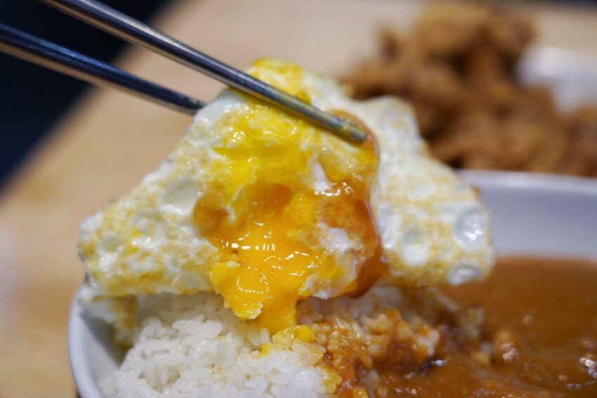 銅板滷肉飯！有手切滷肉、白菜滷加半熟蛋，內用冬瓜茶無限供應～爆辣辣椒醬超狠