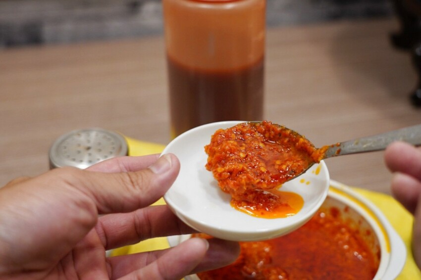 銅板滷肉飯！有手切滷肉、白菜滷加半熟蛋，內用冬瓜茶無限供應～爆辣辣椒醬超狠