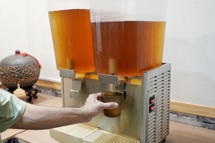 銅板滷肉飯！有手切滷肉、白菜滷加半熟蛋，內用冬瓜茶無限供應～爆辣辣椒醬超狠