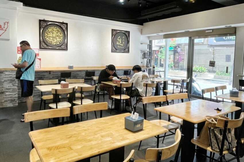 銅板滷肉飯！有手切滷肉、白菜滷加半熟蛋，內用冬瓜茶無限供應～爆辣辣椒醬超狠