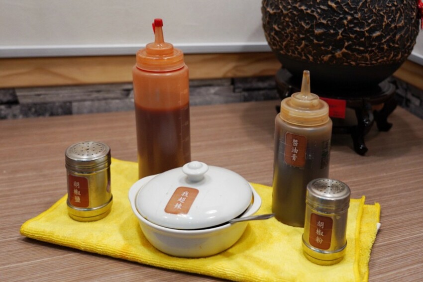 銅板滷肉飯！有手切滷肉、白菜滷加半熟蛋，內用冬瓜茶無限供應～爆辣辣椒醬超狠