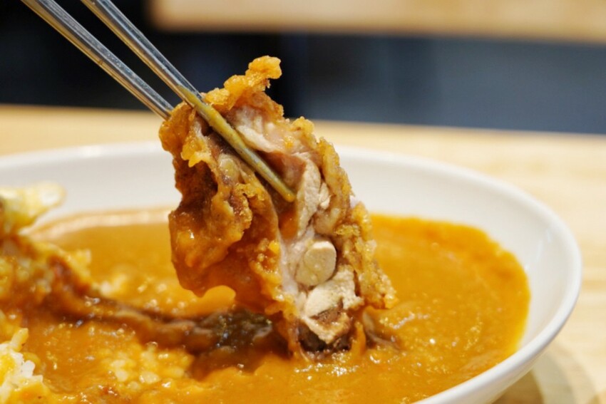 銅板滷肉飯！有手切滷肉、白菜滷加半熟蛋，內用冬瓜茶無限供應～爆辣辣椒醬超狠