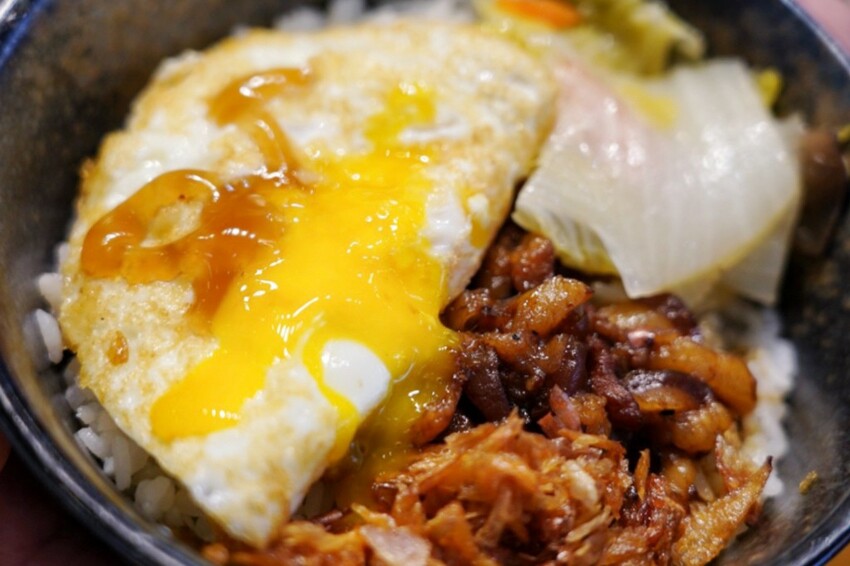 銅板滷肉飯！有手切滷肉、白菜滷加半熟蛋，內用冬瓜茶無限供應～爆辣辣椒醬超狠