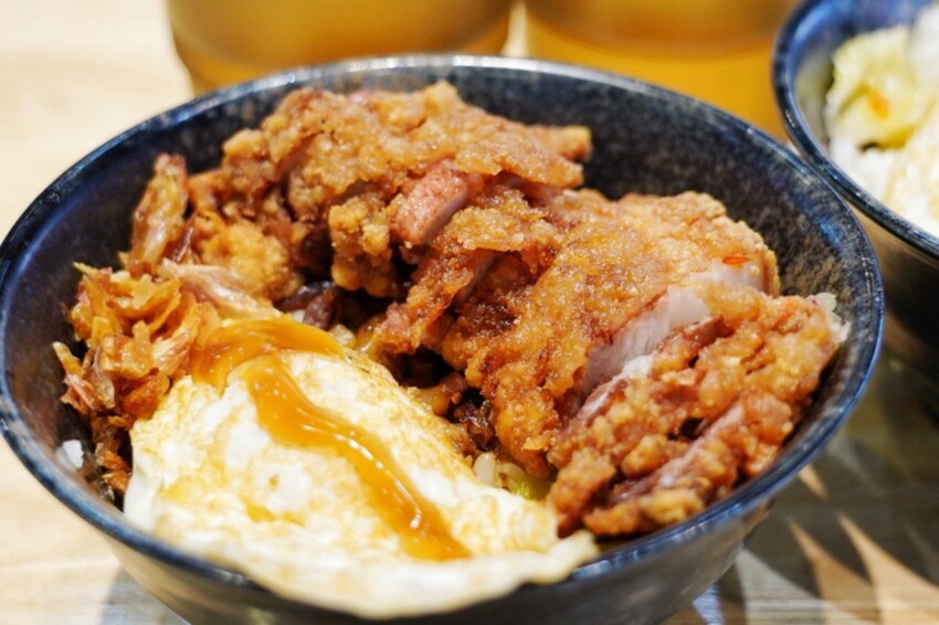 銅板滷肉飯！有手切滷肉、白菜滷加半熟蛋，內用冬瓜茶無限供應～爆辣辣椒醬超狠