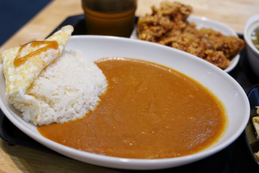 銅板滷肉飯！有手切滷肉、白菜滷加半熟蛋，內用冬瓜茶無限供應～爆辣辣椒醬超狠