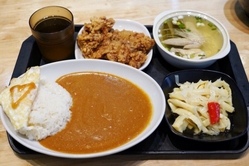 銅板滷肉飯！有手切滷肉、白菜滷加半熟蛋，內用冬瓜茶無限供應～爆辣辣椒醬超狠