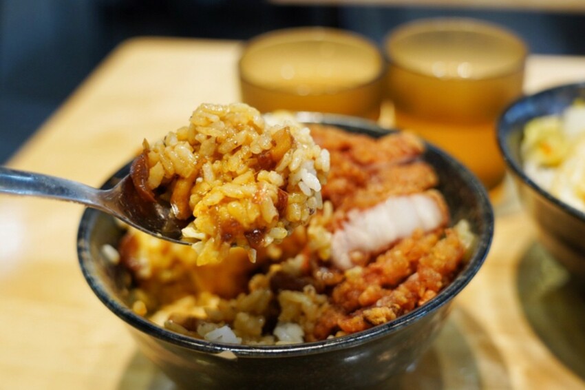 銅板滷肉飯！有手切滷肉、白菜滷加半熟蛋，內用冬瓜茶無限供應～爆辣辣椒醬超狠