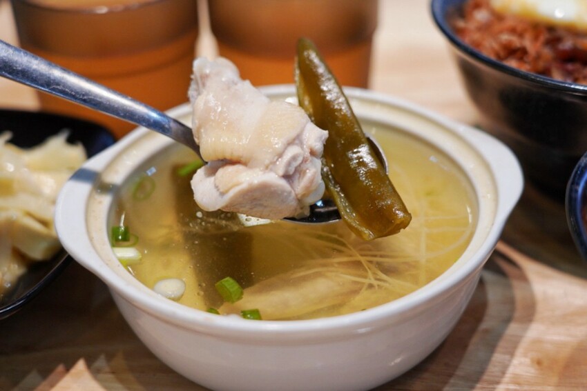 銅板滷肉飯！有手切滷肉、白菜滷加半熟蛋，內用冬瓜茶無限供應～爆辣辣椒醬超狠