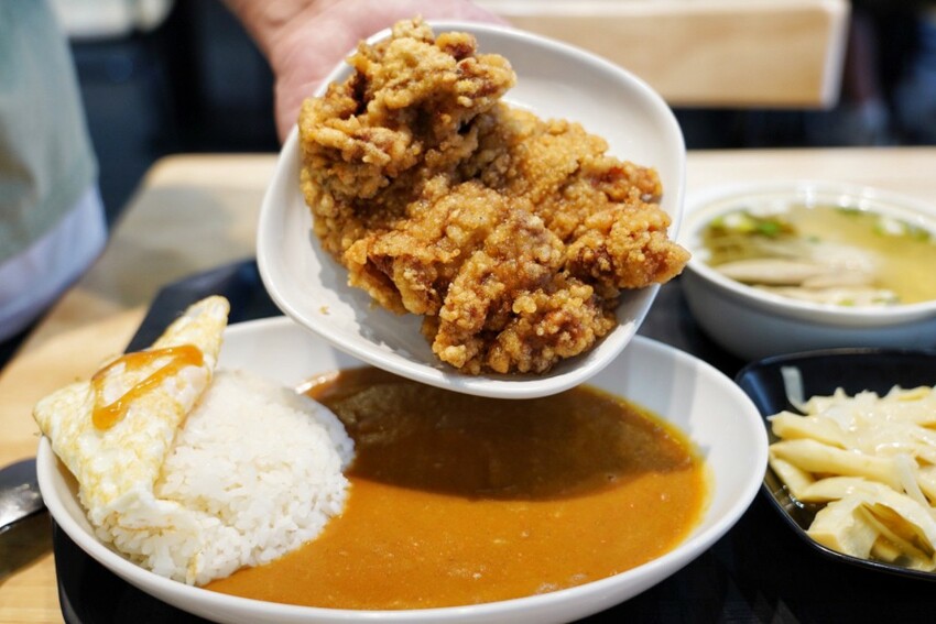 銅板滷肉飯！有手切滷肉、白菜滷加半熟蛋，內用冬瓜茶無限供應～爆辣辣椒醬超狠