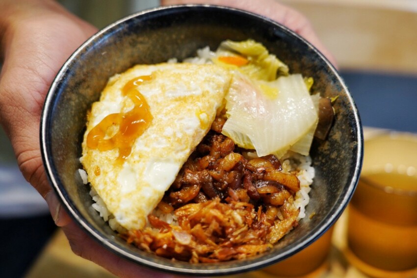 銅板滷肉飯！有手切滷肉、白菜滷加半熟蛋，內用冬瓜茶無限供應～爆辣辣椒醬超狠