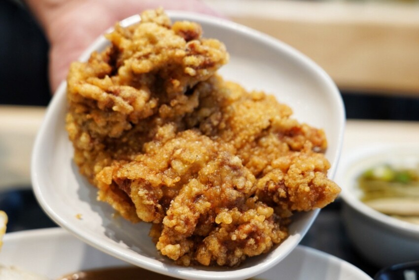 銅板滷肉飯！有手切滷肉、白菜滷加半熟蛋，內用冬瓜茶無限供應～爆辣辣椒醬超狠