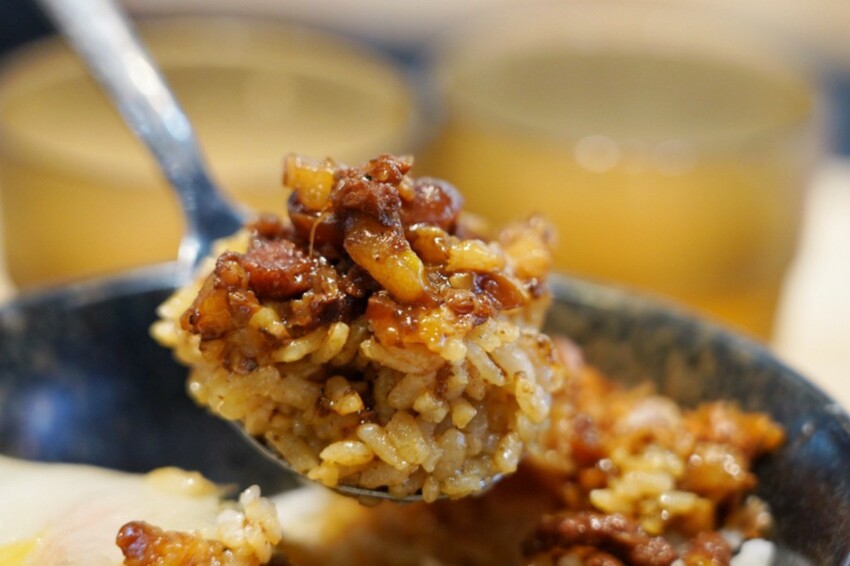 銅板滷肉飯！有手切滷肉、白菜滷加半熟蛋，內用冬瓜茶無限供應～爆辣辣椒醬超狠