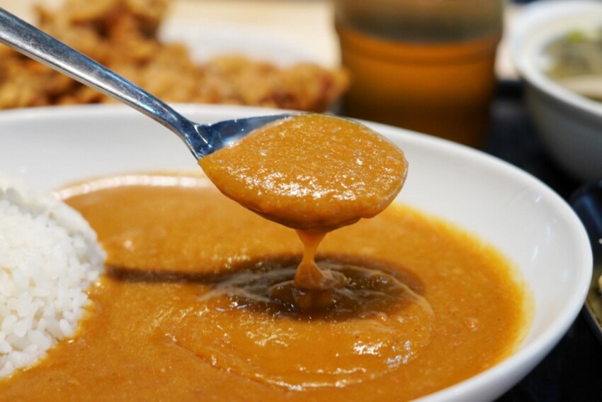 銅板滷肉飯！有手切滷肉、白菜滷加半熟蛋，內用冬瓜茶無限供應～爆辣辣椒醬超狠