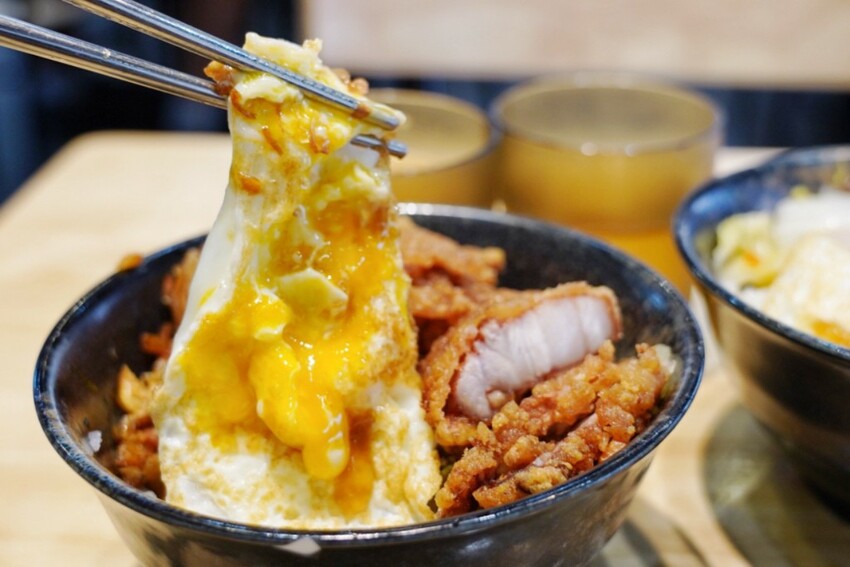 銅板滷肉飯！有手切滷肉、白菜滷加半熟蛋，內用冬瓜茶無限供應～爆辣辣椒醬超狠