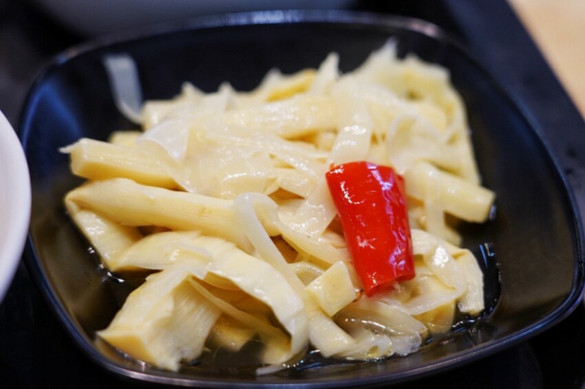 銅板滷肉飯！有手切滷肉、白菜滷加半熟蛋，內用冬瓜茶無限供應～爆辣辣椒醬超狠