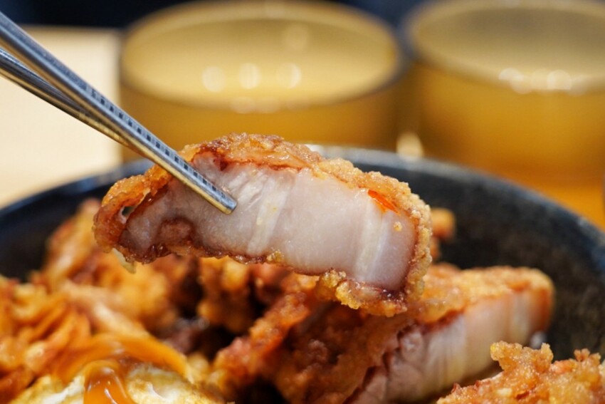 銅板滷肉飯！有手切滷肉、白菜滷加半熟蛋，內用冬瓜茶無限供應～爆辣辣椒醬超狠