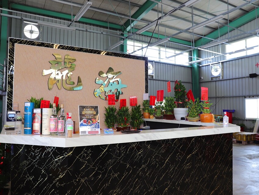 嘉義吃到飽推薦/龍海全蚵宴399鮮蚵吃到飽：嘉義高跟鞋教堂旁CP值最高!炭烤鮮蚵任你吃到飽/20多道熱炒料理.海鮮炸物.特色冷盤.暖胃熱湯通通任你吃/新開幕不限時.超划算 - 進食的巨鼠