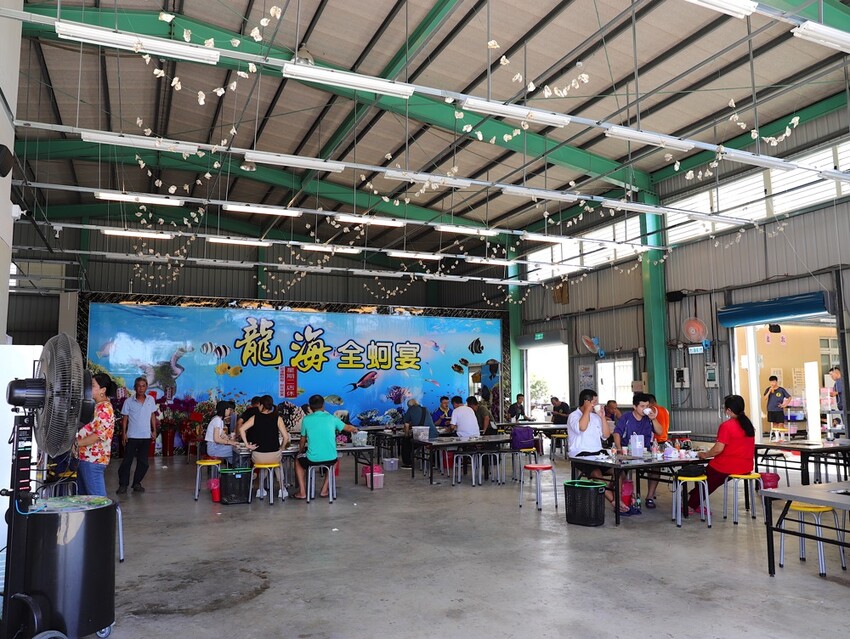 嘉義吃到飽推薦/龍海全蚵宴399鮮蚵吃到飽：嘉義高跟鞋教堂旁CP值最高!炭烤鮮蚵任你吃到飽/20多道熱炒料理.海鮮炸物.特色冷盤.暖胃熱湯通通任你吃/新開幕不限時.超划算 - 進食的巨鼠