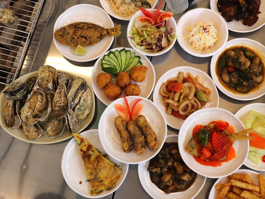 嘉義吃到飽推薦/龍海全蚵宴399鮮蚵吃到飽：嘉義高跟鞋教堂旁CP值最高!炭烤鮮蚵任你吃到飽/20多道熱炒料理.海鮮炸物.特色冷盤.暖胃熱湯通通任你吃/新開幕不限時.超划算 - 進食的巨鼠