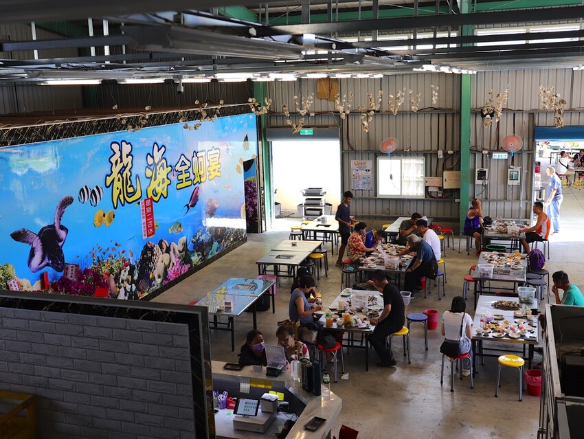 嘉義吃到飽推薦/龍海全蚵宴399鮮蚵吃到飽：嘉義高跟鞋教堂旁CP值最高!炭烤鮮蚵任你吃到飽/20多道熱炒料理.海鮮炸物.特色冷盤.暖胃熱湯通通任你吃/新開幕不限時.超划算 - 進食的巨鼠