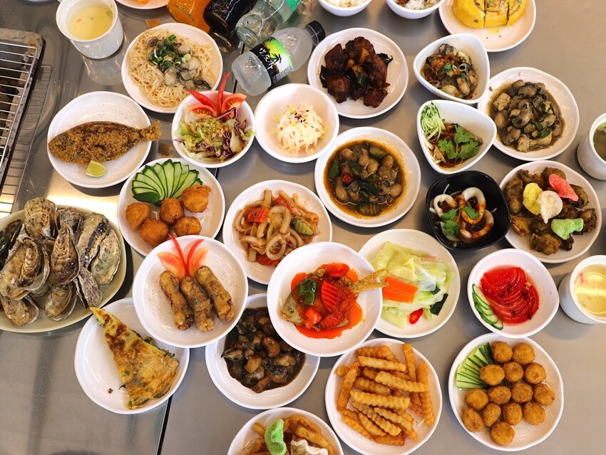 嘉義吃到飽推薦/龍海全蚵宴399鮮蚵吃到飽：嘉義高跟鞋教堂旁CP值最高!炭烤鮮蚵任你吃到飽/20多道熱炒料理.海鮮炸物.特色冷盤.暖胃熱湯通通任你吃/新開幕不限時.超划算 - 進食的巨鼠