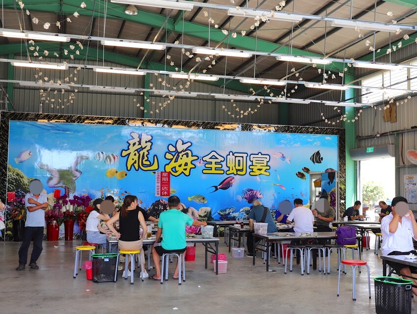 嘉義吃到飽推薦/龍海全蚵宴399鮮蚵吃到飽：嘉義高跟鞋教堂旁CP值最高!炭烤鮮蚵任你吃到飽/20多道熱炒料理.海鮮炸物.特色冷盤.暖胃熱湯通通任你吃/新開幕不限時.超划算 - 進食的巨鼠