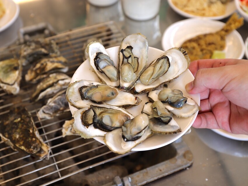 嘉義吃到飽推薦/龍海全蚵宴399鮮蚵吃到飽：嘉義高跟鞋教堂旁CP值最高!炭烤鮮蚵任你吃到飽/20多道熱炒料理.海鮮炸物.特色冷盤.暖胃熱湯通通任你吃/新開幕不限時.超划算 - 進食的巨鼠