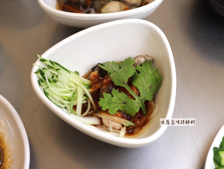 嘉義吃到飽推薦/龍海全蚵宴399鮮蚵吃到飽：嘉義高跟鞋教堂旁CP值最高!炭烤鮮蚵任你吃到飽/20多道熱炒料理.海鮮炸物.特色冷盤.暖胃熱湯通通任你吃/新開幕不限時.超划算 - 進食的巨鼠